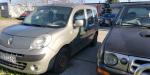 Samochód osobowy Renault Kangoo w kolorze srebrnym, lekko skorodowana klapa bagażnika