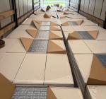 Kartony z papierosami na naczepie samochodu.