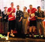 Zdjęcie biegaczy z rekonstruktorami Powstania Warszawskiego.