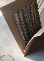 Papierosy ukryte między płytami.