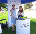 Dwie pracownice urzędu przy stoisku