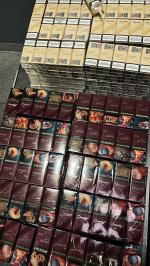 Poukładane paczki papierosów.