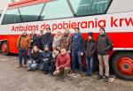 Zdjęcie grupowe krwiodawców przy ambulansie.