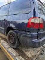 Samochód osobowy Ford Galaxy koloru granatowego. Samochód zaniedbany, uszkodzony zderzak tylny. 