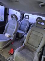 Samochód osobowy Ford Galaxy koloru granatowego. Samochód zaniedbany, uszkodzony zderzak tylny. 