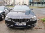 BMW 520D pojemność silnika 1995,00 cm³ rok produkcji 2011, przednia maska czarnego samochodu