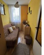 Na zdjęciu widoczny mały pokój w mieszkaniu