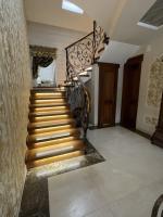 Objęta licytacją nieruchomość zabudowana wolnostojącym budynkiem mieszkalnym i wolnostojącym garażem w zabudowie szeregowej, położona przy ul. Piątkowskiej 99a w Nowym Sączu.
Na zdjęciach widoczna bryła budynku, salon i klatka schodowa.
