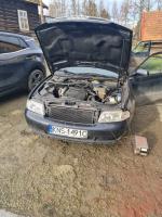 Samochód osobowy Audi A4 kombi, w kolorze granatowym, rok produkcji 1999, zniszczony, napędzany ON