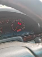 Samochód osobowy Audi A4 kombi, w kolorze granatowym, rok produkcji 1999, zniszczony, napędzany ON