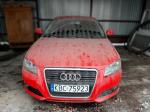 Samochód osobowy Audi A3 w kolorze czerwonym. Pięciodrzwiowy.
