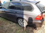 Samochód osobowy BMW 320i, kombi. Powypadkowy, uszkodzony przód samochodu. Wybita poduszka powietrzna  