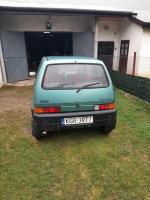 Samochód osobowy  Fiat Cinquecento koloru zielonego.