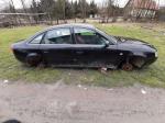 Samochód osobowy AUDI A6 1.9D koloru czarnego, limuzyna. Samochód bez kół. 