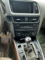 Samochód osobowy  Audi Q5 S-LINE, typu SUV, kolor czarny. Tapicerka jasna ze skóry. 