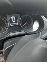 Samochód osobowy Skoda Octavia kombi kolorze szary metalik. Lekko uszkodzony przód samochodu (plastiki i lampa) 