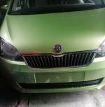 Samochód osobowy Skoda Citigo, 2013 r. pojazd uszkodzony, lewy i prawy przedni błotnik wgnieciony i przerysowany, przedni zderzak pęknięty i przerysowany, uszkodzony przedni lewy reflektor, brak przedniej tablicy rejestracyjnej. W pozostałym zakresie pojazd w stanie ogólnym dobrym, w_kolorze_zielonym_przód