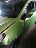 Samochód osobowy Skoda Citigo, 2013 r. pojazd uszkodzony, lewy i prawy przedni błotnik wgnieciony i przerysowany, przedni zderzak pęknięty i przerysowany, uszkodzony przedni lewy reflektor, brak przedniej tablicy rejestracyjnej. W pozostałym zakresie pojazd w stanie ogólnym dobrym, w_kolorze_zielonym lewe nadkole_przód