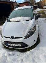 Samochód osobowy Ford Fiesta w  kolorze białym 