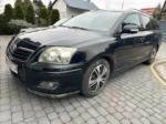 Samochód osobowy Toyota Avensis kombi w kolorze czarnym. 