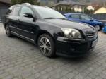 Samochód osobowy Toyota Avensis kombi w kolorze czarnym. 