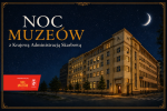 Nocna panorama budynku z zegarem na rogu, podświetlone okna i księżyc na tle gwiaździstego nieba, z napisem „Noc Muzeów z Krajową Administracją Skarbową