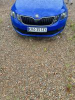 Samochód osobowy Skoda Octavia kombi w kolorze niebieskim. 