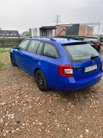 Samochód osobowy Skoda Octavia kombi w kolorze niebieskim. 