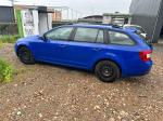 Samochód osobowy Skoda Octavia kombi w kolorze niebieskim. 