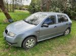 Samochód osobowy Skoda Fabia koloru srebrny metalik w odcieniu błękitu 