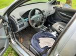 Samochód osobowy Skoda Fabia koloru srebrny metalik w odcieniu błękitu 