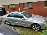samochód osobowy Mercedes Benz CLK 500 w kolorze srebrnym 
