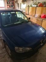 Samochód osobowy Peugeot 106 w kolorze niebieskim, trzydrzwiowy. 