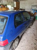 Samochód osobowy Peugeot 106 w kolorze niebieskim, trzydrzwiowy. 