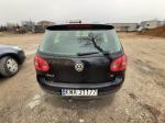 Samochód osobowy VW Golf koloru czarnego , pięciodrzwiowy. 