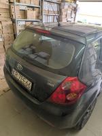 Samochód osobowy KIA CEED koloru szary metalik, pięciodrzwiowy. 