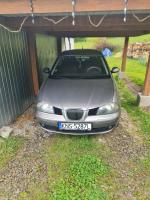 Samochód osobowy Seat Ibiza hatchback, kolor srebrny metalic, rok produkcji 2002, przebieg około 268 tysięcy km, na drzwiach bagażnika widoczna rdza