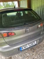 Samochód osobowy Seat Ibiza hatchback, kolor srebrny metalic, rok produkcji 2002, przebieg około 268 tysięcy km, na drzwiach bagażnika widoczna rdza