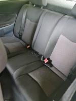 Samochód osobowy Seat Ibiza hatchback, kolor srebrny metalic, rok produkcji 2002, przebieg około 268 tysięcy km, na drzwiach bagażnika widoczna rdza