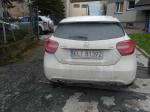 Samochód osobowy Mercedes Benz w kolorze białym