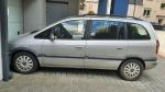 y Opel Zafira 2.0 DTI 2  rok produkcji: 2004,  rozładowany akumulator,  lekko przerysowany prawy tylny bok,  wgniecenie na drzwiach bagażnika,
 przednie lewe drzwi wygięte u góry, kolor srebrny lewy bok pojazdu