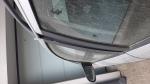 y Opel Zafira 2.0 DTI 2  rok produkcji: 2004,  rozładowany akumulator,  lekko przerysowany prawy tylny bok,  wgniecenie na drzwiach bagażnika,
 przednie lewe drzwi wygięte u góry, lewe przednie drzwi