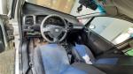 y Opel Zafira 2.0 DTI 2  rok produkcji: 2004,  rozładowany akumulator,  lekko przerysowany prawy tylny bok,  wgniecenie na drzwiach bagażnika,
 przednie lewe drzwi wygięte u góry,  wnętrze