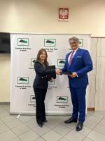 Grafika dekoracyjna, Dyrektor IAS w Krakowie i Dyrektor Powiatowego Urzędu Pracy w Bochni wymieniają uścisk dłoni