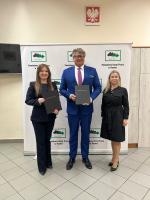 Grafika dekoracyjna, przedstawiciele IAS w Krakowie, PUP w Bochni oraz US w Bochni na wspólnym zdjęciu