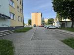  Udział 1/8 w lokalu stanowiącym odrębną nieruchomość. Przedmiotowy lokal mieszkalny nr 69 położony jest na II piętrze wielorodzinnego budynku mieszkalnego przy ul. Królowej Jadwigi 25 w Nowym Sączu. Lokal składa się z trzech pokoi, kuchni, łazienki oraz przedpokoju. Powierzchnia użytkowa lokalu wynosi 47,49 m2. Rozkład pomieszczeń w lokalu korzysty. Lokal dwustronny, wystawa południowo-północna. Stolarka okienna pcv.