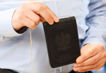 Osoba trzymająca identyfikator Krajowej Administracji Skarbowej na łańcuszku w czarnym etui z orłem i napisem „Rzeczpospolita Polska