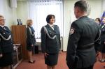 p.o. Dyrektora Izby Celnej Maria Rutka przyjmuje meldunek od funkcjonariusza celnego.