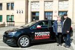 Zwycięzca w styczniowym losowaniu loterii paragonowej odbiera wraz z małżonką główną nagrodę - samochód Opel Astra