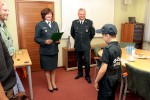 Dyrektor Izby Celnej w Warszawie wręcza Krystianowi akt honorowego mianowania do Służby Celnej